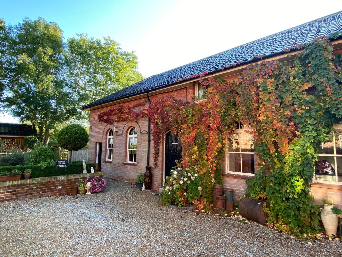 Betsey Trotwood. Historic Stylish 2-Bed Cottage. Blundeston Εξωτερικό φωτογραφία