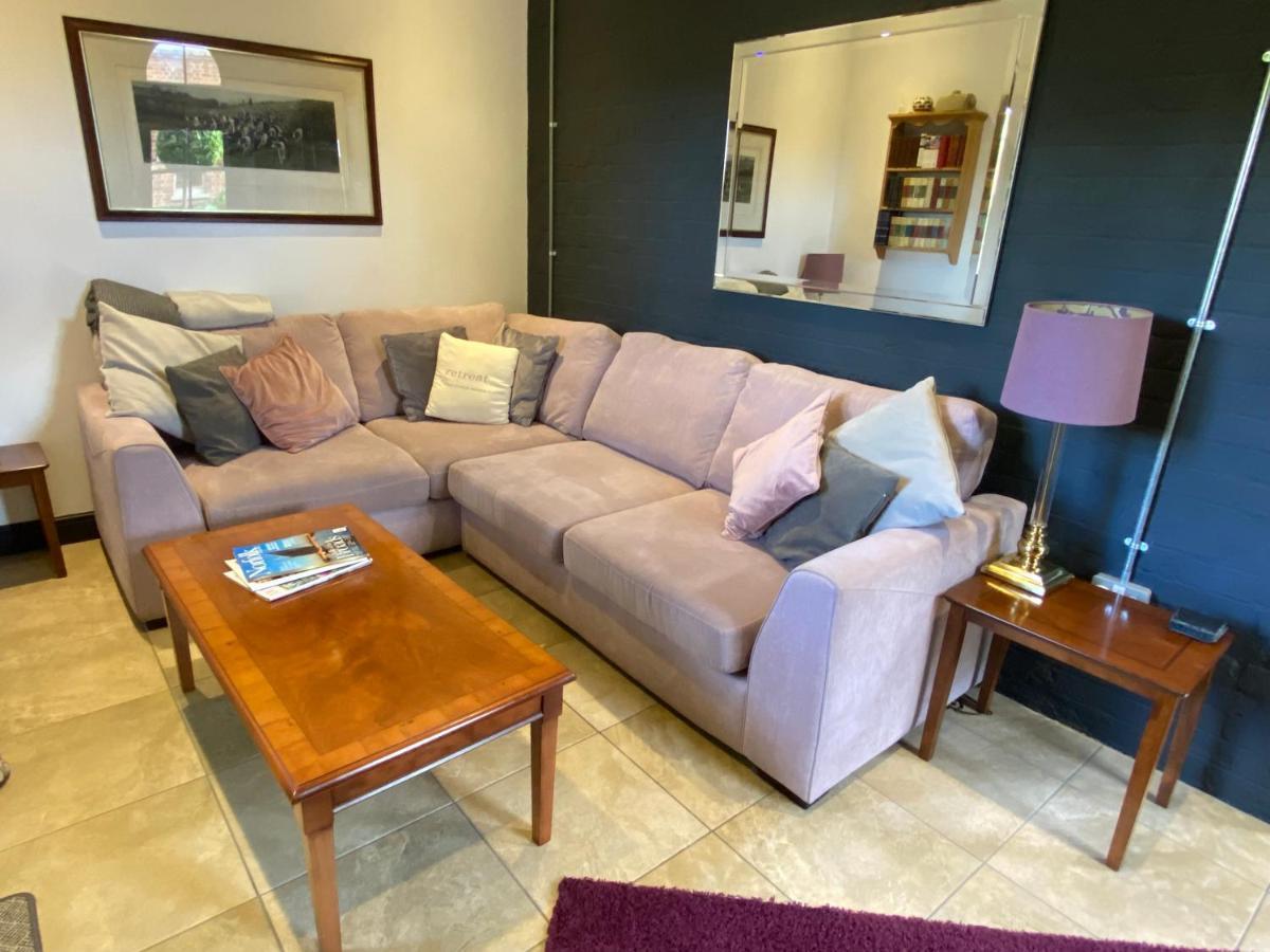 Betsey Trotwood. Historic Stylish 2-Bed Cottage. Blundeston Εξωτερικό φωτογραφία