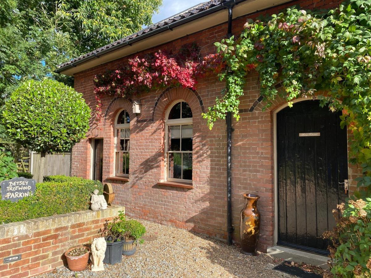 Betsey Trotwood. Historic Stylish 2-Bed Cottage. Blundeston Εξωτερικό φωτογραφία